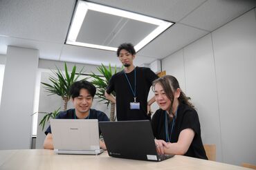 服装や髪型、髪色は自由♪
自席でお菓子も食べられます☆
気さくで話しやすい方ばかりなので困ったことは何でも聞いてください☆