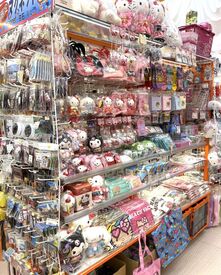 お土産・キャラクター雑貨・Tシャツなど
観光客から地元の方まで
たくさんの方に楽しんでもらえるお店です♪