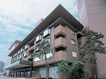 湯の川観光ホテル祥苑 ＼* アナタらしく働ける！ *／
幅広い年代のスタッフが活躍★
だからこそ、「スタッフの働きやすさ」を大切にしています
