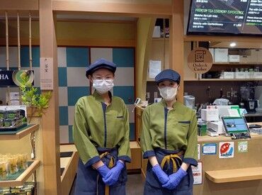伊藤園  Japanese Tea Leaves &  Tea room スタッフ同士で声を掛け合いながら協力して働いているので、
周りを頼りながら、安心して楽しく働いてくださいね♪