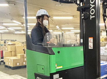 green sky株式会社 物流事業部 フォークリフト作業・仕分け作業ともに、男女問わず活躍中！
お持ちのフォークリフト資格や、スキル・適性に応じて働けますよ♪