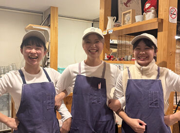 創業二百三十年食堂 ↑こんな先輩が待ってます！↑
授業の合間やお休みの日だけでも、
気軽にシフトに入れますよ♪