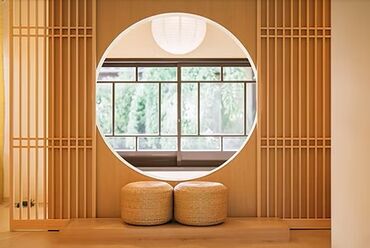 雲ノ茶 KUMONOCHA　清水三年坂店 伝統的な風情溢れる様式を残しつつも、
モダン的デザインを加えた新京都スタイルのお店！
※写真は清水店のものです