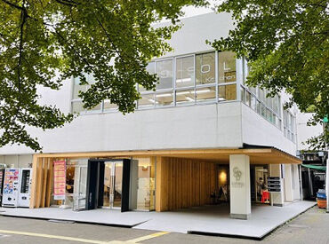 ＊オシャレの自由度も高め♪＊
髪型・髪色自由！ピアス・ネイル・ヒゲもOK◎
自分らしさを大切にしながら働けます！