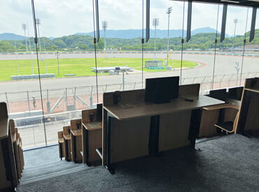 警備は外で、夏場は大変…？
この仕事は室内警備メインで、40分勤務20分待機の
とっても楽々シフトなんです◎