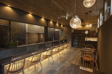 お店の名前にもあるように”くつろげる”空間です。
ゆったり過ごされる方が多くガヤガヤしていないので
落ち着いて働けます◎