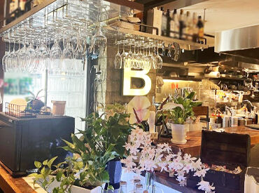 自由が丘駅すぐ！カジュアルな鉄板焼き店！
お洒落に楽しく働けるバイト先を探している方必見です◎