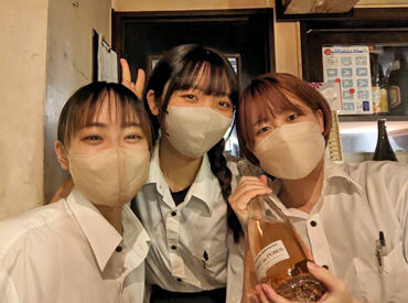 博多串焼き ゆっつら スタッフ仲が非常に良く、空き時間にプライベートの話で盛り上がることも♪
「大丈夫？」「困ってない？」と助け合っています◎