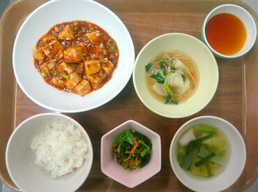 \働きやすい安定の環境◎/
マンションで暮らす学生さんのための食堂なので、
仕事量は一定&土日はお休み!