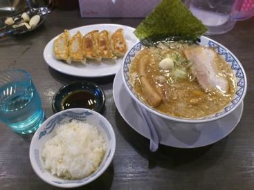 食券制のお店なので、オーダー受けも楽チン★
注文取りやお会計がないから未経験でも安心！
スタッフはフリーター＆学生が8割♪