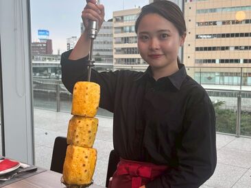 シュラスコ＆ビアレストランALEGRIA（アレグリア） みなとみらい店 横浜みなとみらいの絶景を望む、
ガラス張りの店内で気持ちよく勤務♪
駅直結でラクラク出勤
経験問わずチャレンジできる環境◎