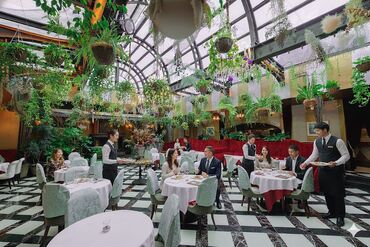 Stellato (ステラート) レストランウェディングも行われる
ラグジュアリー空間!
上質なインテリアと開放感あふれる店内は
特別な日を彩るのにぴったり◎