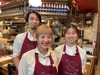 サクレフルール日本橋 パリで話題の⾁ビストロ︕各駅スグでアクセス◎先輩スタッフが優しく教えてくれるので安心して働けます♪