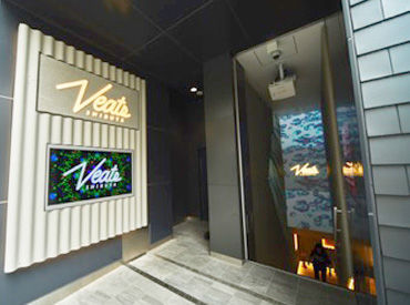 《【Veats】の看板が目印★》
600キャパクラスの綺麗な施設!
ここなら舞台裏をのぞける特権付き♪