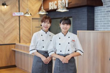 ビッグボーイ 東浦和店 焼き立てハンバーグステーキが大人気の「Big Boy」のお仕事★
俵ハンバーグをお客様の前で切ると「わーっ」と拍手がある時も♪