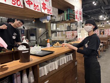 新時代　高崎駅前店 スタッフの皆さんは和気あいあいと仲良く勤務しております！
新生活に向けて友達づくりもベストな職場です！