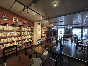 平日昼から夕方はブックカフェとしても営業中！