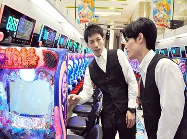 ミリオン高円寺22号店 ＼頼れる先輩がいっぱい／
困ったときはインカム（無線）でHELP♪
むしろ「助けてください！」って言われる前に駆け付けます！