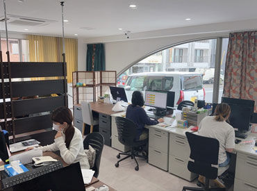 私服での勤務OK◎髪色やネイルも自由！
自分の好きなスタイルで働ける★