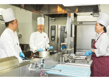 オルトカフェ 海外のお客さまの応対が多いため
英語・中国語・韓国語を話せる方も大歓迎！
留学経験や語学力を活かして働ける環境です♪