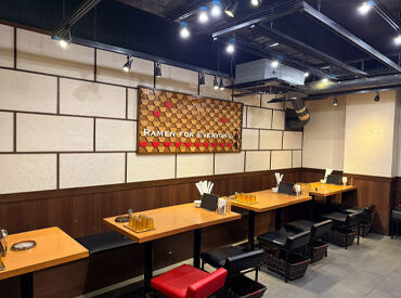 ＼バイトデビューにぴったり！／
✦モバイルオーダーで接客少なめ
✦シフト柔軟
✦ベテランスタッフ多数でサポートばっちり