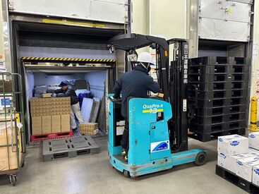 南日本倉庫株式会社　藤沢営業所 20～50代のスタッフさんが活躍中◎
年齢層も幅広いのでどの世代の方でもなじみやすい
歳の近い気の合う仲間も見つかるかも♪