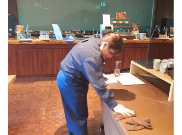 ▼朝食スタッフ
授業の前や朝のスキマ時間を活用!
▼夕食スタッフ
学校終わりやWワークにもピッタリ!