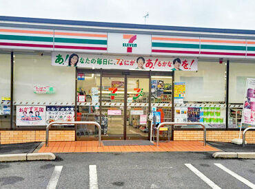 セブン-イレブン 広島高須2丁目店 話題のお菓子やスイーツをいち早くチェックできる★
常連のお客様との会話を楽しめるのもコンビニバイトの魅力です◎