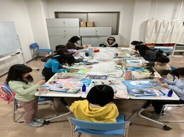 いきいきと絵画をかく
子どもたちの姿がやりがいに。
ゆったりと楽しく働ける環境です★