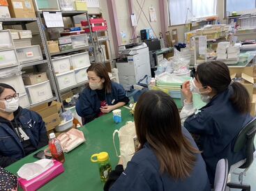 お昼の1時間休憩中はみんなで楽しく
お話してます♪
スタッフ同士の仲も良い職場です◎