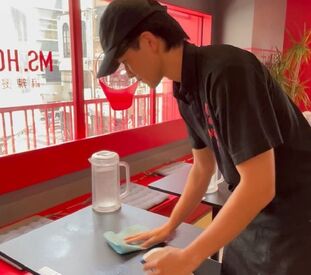 簡単な調理補助やご案内など、難しい作業はなし♪
「いらっしゃいませ」が言えればOKなので、飲食業が初めての方も大歓迎です！