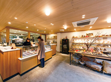 ドリンク作りや販売もお任せ♪
優しい先輩&仲間がサポートします◎
接客・販売経験がある方、尚歓迎!