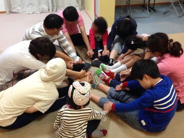 合同会社アリスタッチ　【児童デイサービス　アップル】 学生さん~主婦さんまで幅広い年代の女性が活躍中!
ネイル・髪色・ピアス全てＯＫ♪
週1~/2.5時間でOKなのでプライベートも充実◎