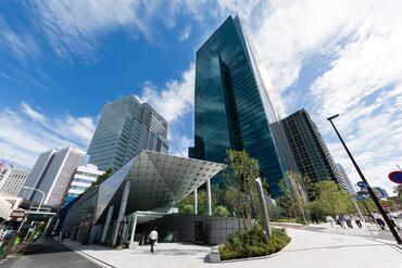 六本木一丁目駅直結だから通勤ラクラク！
都心の街並みが一望できる、
ガラス張りのお洒落＆新しいオフィスです♪