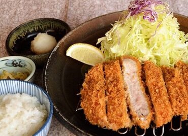 ＼初バイトにピッタリすぎる！／
髪型・髪色自由だから、
オシャレを楽しみながら働けます