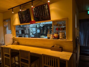 そば処　つなや 現在は社員2名、バイト2名の4人体制！
店内は2人で回せるくらいこじんまりとしているので
あちこち動き回る必要はなし♪