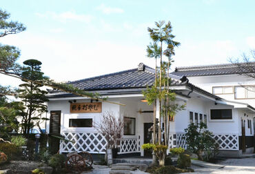 榑木野　駅舎店  特別なスキルは必要ありません♪
そば打ちは社員が行います。
先輩スタッフと一緒なので、
お仕事で戸惑うことはありません◎