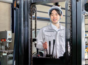 まずは先輩がお仕事の流れやフォークリフトの操作をレクチャー！
未経験の方も安心してスタートできます！
※画像はイメージ