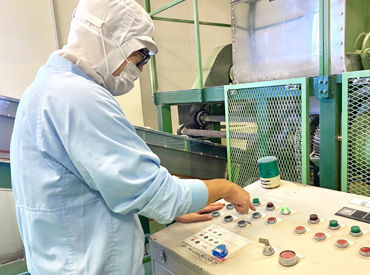 丸榮製粉株式会社 ≪知識・経験は一切不要≫
写真は、乾麺を作る機械を操作しているところ◎
マニュアル通りにボタンを押すダケだから、カンタン！