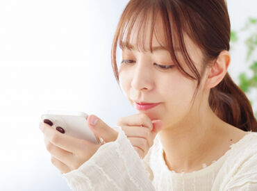 \おしゃれ自由で楽しく働く!/
服装・髪型・髪色・ピアス・ネイル等、何でもOKです!
あなたらしく働ける!※画像イメージ