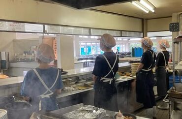 東海大学付属大阪仰星高等学校内食堂　株式会社ブランディングパートナーズ 当日の急なお休みにも対応できる体制が整っており、
お子さまの発熱や学校行事があっても気兼ねなく相談できます♪ 