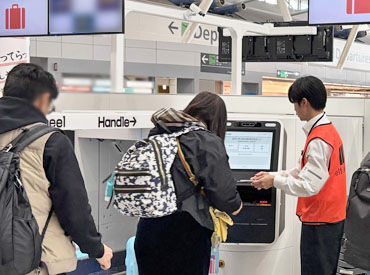 実際のお仕事の様子★
「ここはこうして…OK！」
身振り手振りを加えてお客様をサポートします◎