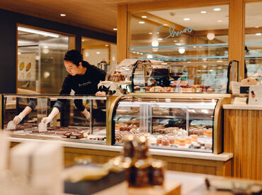 green bean to bar CHOCOLATE 中目黒本店 ＼スタッフ一同お待ちしております♪／
手作りチョコレートの奥深さに触れながら、
笑顔あふれるお店で一緒に働きませんか？