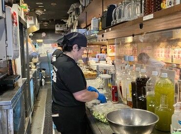仕込み作業中の様子です♪
シンプルな作業なので未経験の方でも安心してスタートできます！
