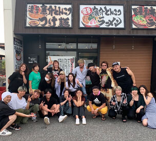 濃厚とんこつラーメン むしゃむしゃ にぎやかに営業中♪
年齢に関係なく仲良くなれて、働きやすい環境！
みんなで声を掛け合いながら協力して業務を進めています★