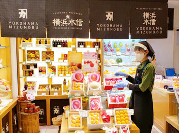 株式会社横浜水信（よこはまみずのぶ）　小田原ラスカ店 簡単・シンプル作業ばかり！
品出しやレジ操作など…
先輩たちが優しく丁寧にお教えします♪
