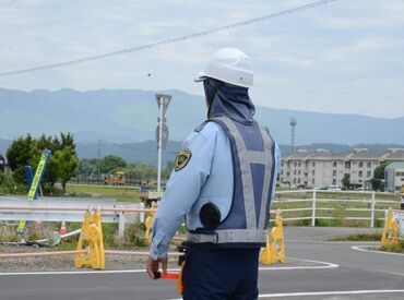 道路工事をスムーズに行うためのサポート
“交通誘導”って難しいお仕事はありません！
誰でもできる“あいさつ”からスタート◎