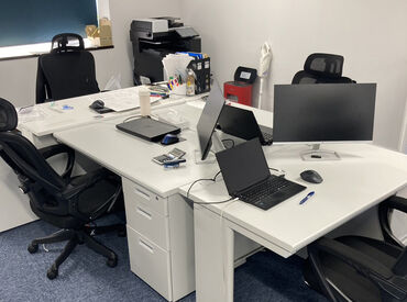 事務所に4名＋現場に3名のスタッフが在籍！
現在は男性スタッフが中心ですが、同期がいるから安心♪