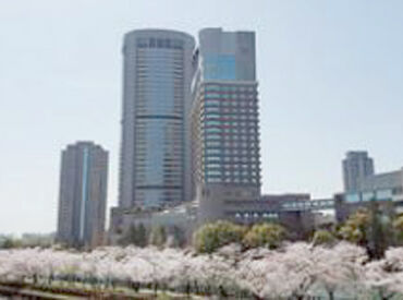 株式会社サーベイリサーチセンター 大阪事務所 昨年6月にフロア移動したばかり！きれいなオフィスで働くことができます！
梅田駅からシャトルバスもあるので、通勤ラクラク！