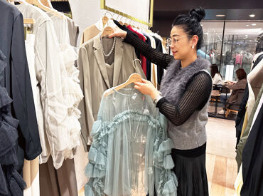 30~50代女性がターゲットのお店です♪
まずは笑顔で「いらっしゃいませ」
18時以降の勤務は時給UP!効率よく稼げちゃう♪